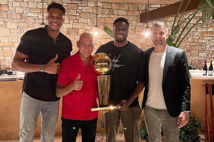 Ο Γιάννης Αντετοκούνμπο με τον Θανάση Αντετοκούνμπο και τους Νίκο Γκάλη και Θοδωρή Παπαλουκά