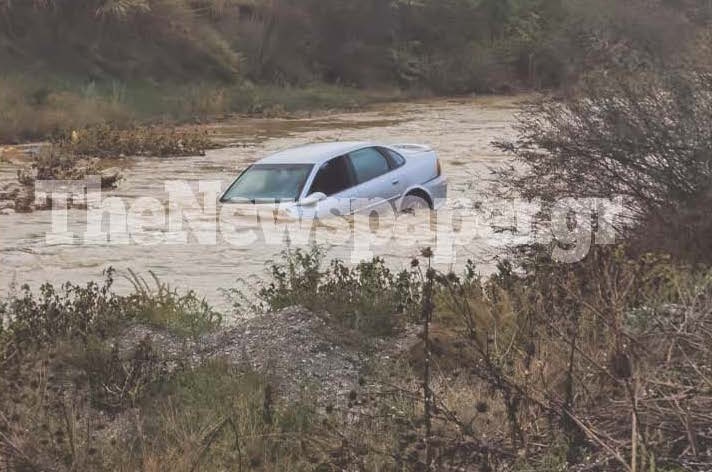 Στιγμές αγωνίας έζησε ο οδηγός ενός αυτοκινήτου που εγκλωβίστηκε σε ορμητικά νερά στον Βόλο