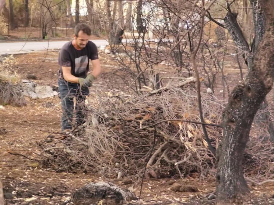 Κάτοικος της Βαρυμπόμπης έχασε σπίτι και μαγαζί στις καταστροφικές πυρκαγιές του καλοκαιριού και πλέον προετοιμάζεται για ένα δύσκολο χειμώνα