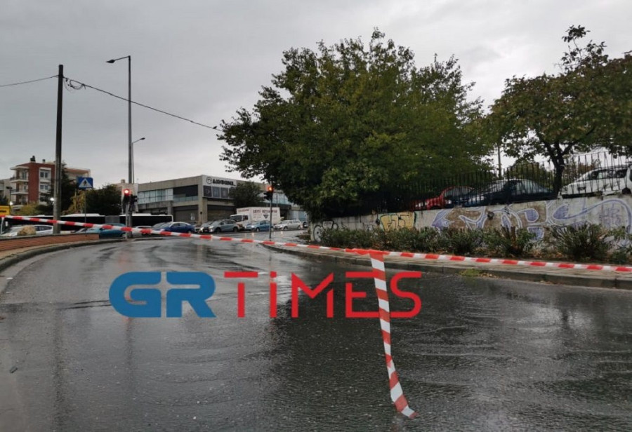 Έκλεισε ο δρόμος λόγω λακούβας 