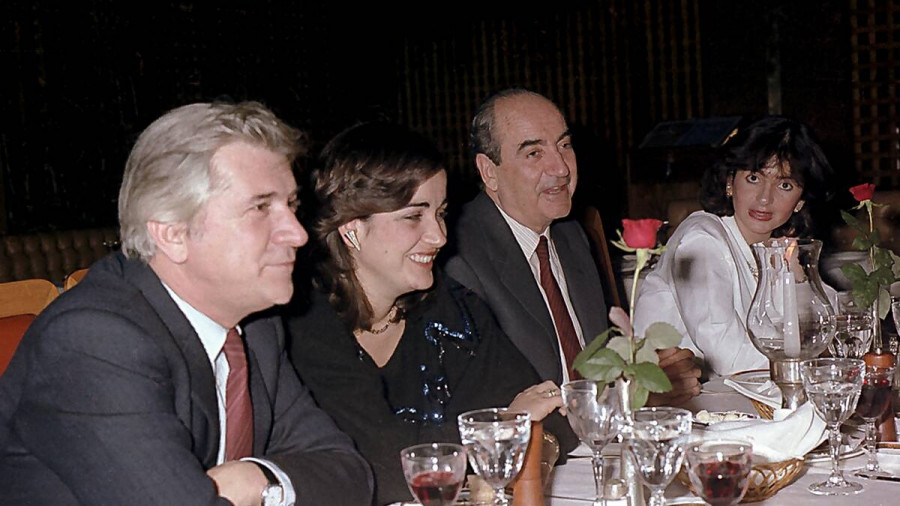 Οικογενειακός εορτασμός - Στη φωτογραφία διακρίνονται ο Παύλος και η Ντόρα Μπακογιάννη καθώς και ο Κωνσταντίνος Μητσοτάκης