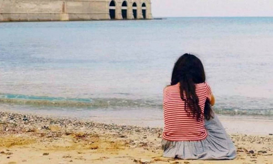 Μόνη με τα όνειρά της (Alone with her dreams)