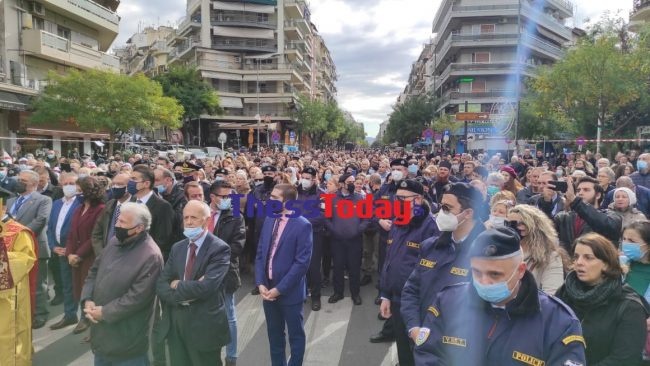 «Περίπατο» πήγαν τα μέτρα κατά του κορονοϊού στη λιτανεία του Αγίου Δημητρίου στη Θεσσαλονίκη 