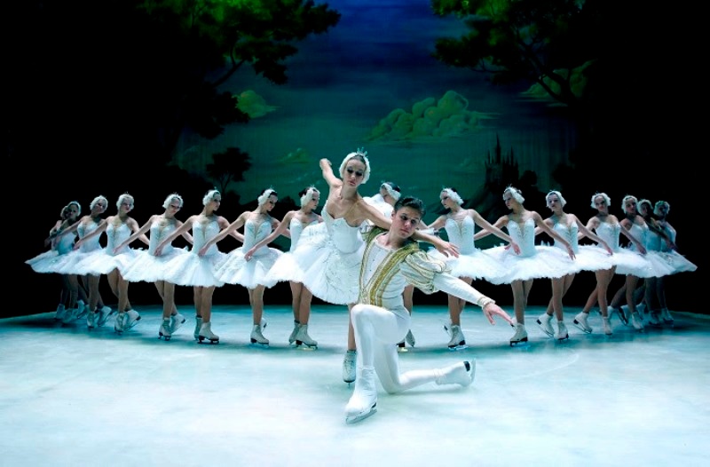 Η Λίμνη των Κύκνων, Christmas Theater