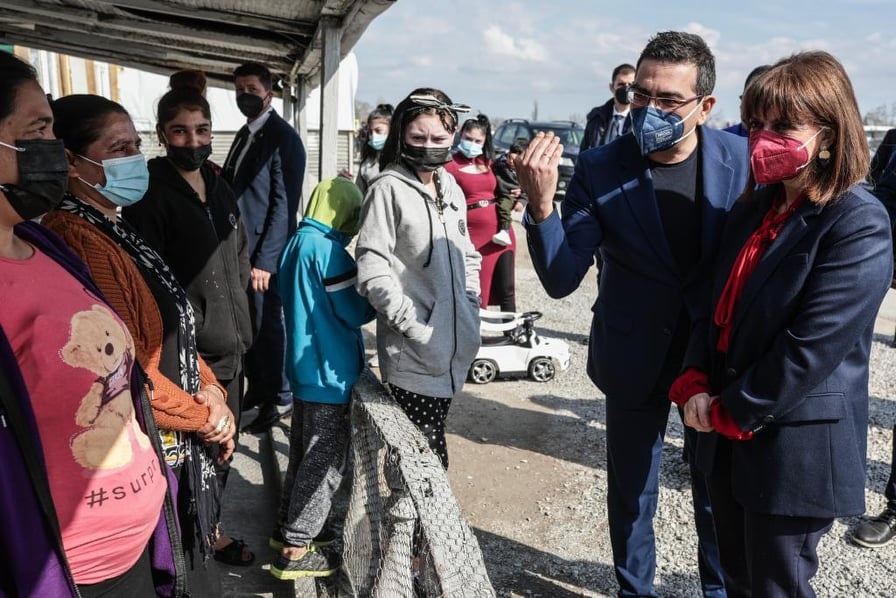 Κατερίνα Σακελλαροπούλου: Επίσκεψη σε οικισμό Ρομά