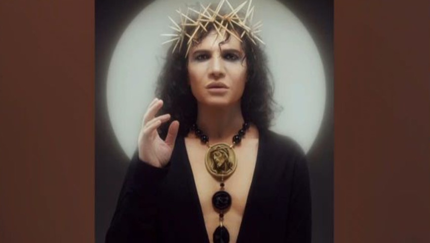 Ποιος είναι αυτός ο Καναράκης που παριστάνει τον Ιησού με γυναικείο ντεκολτέ; 