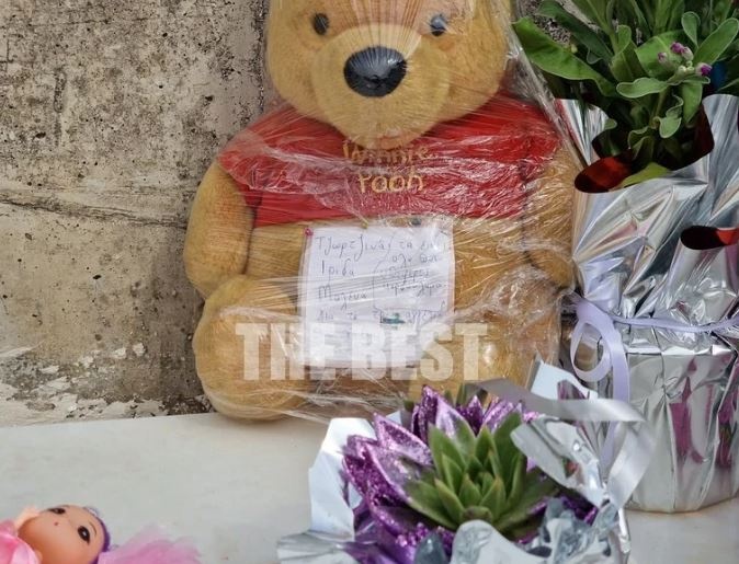 Αφήνουν παιχνίδια, σημειώματα και λουλούδια στο μνήμα των τριών παιδιών
