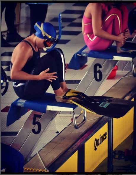 Φορώντας το μονοπέδιλο της έτοιμη να αγωνιστεί