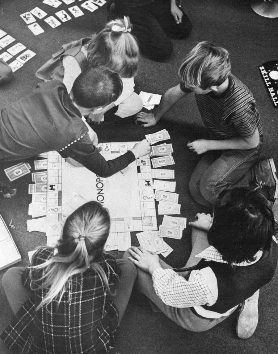 Παιδιά που παίζουν Μονόπολη το 1973