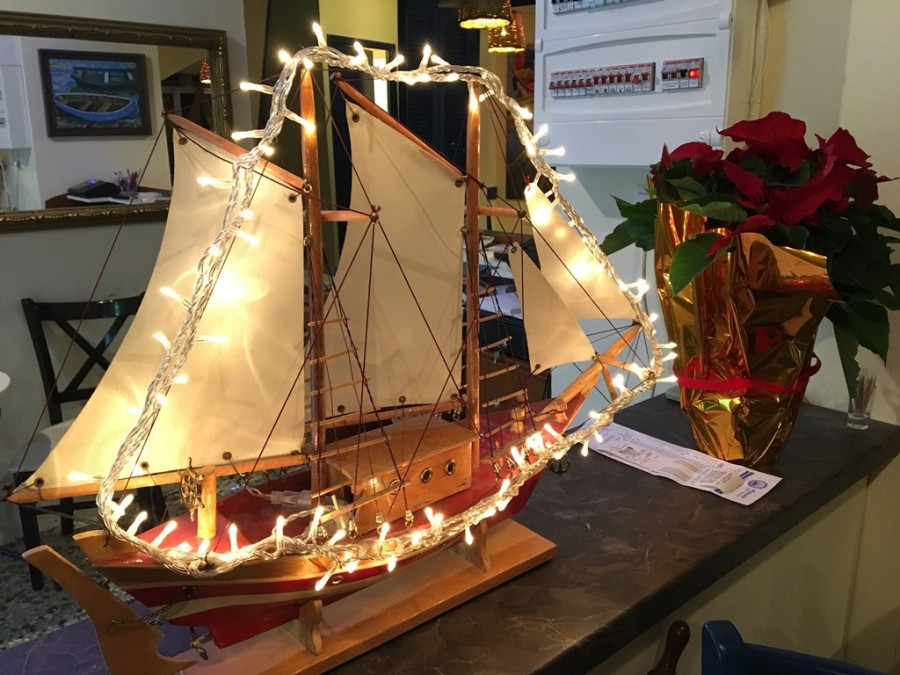 στολισμένο καραβάκι