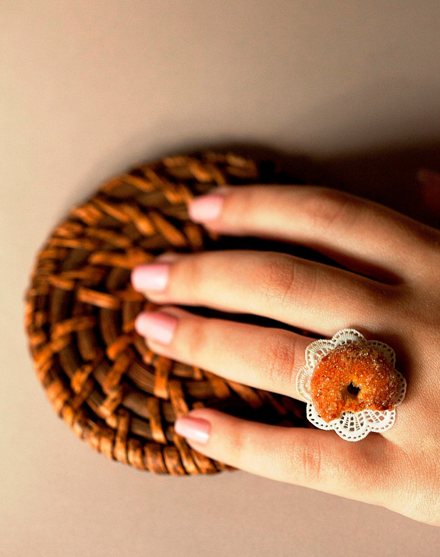 Ένα δαγκωμένο ντόνατ έγινε δαχτυλίδι