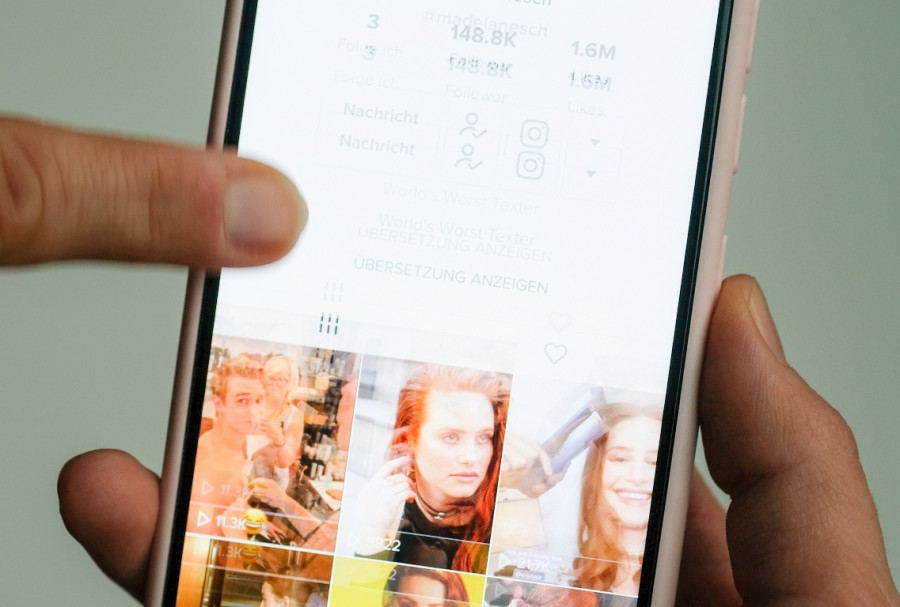 tiktok teen girl scroll