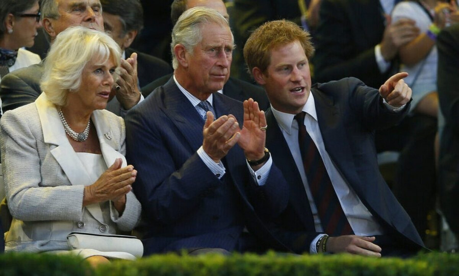 Ο πρίγκιπας Χάρι με τον πατέρα του Κάρολο και την Καμίλα σε παλαιότερη φωτογραφία.