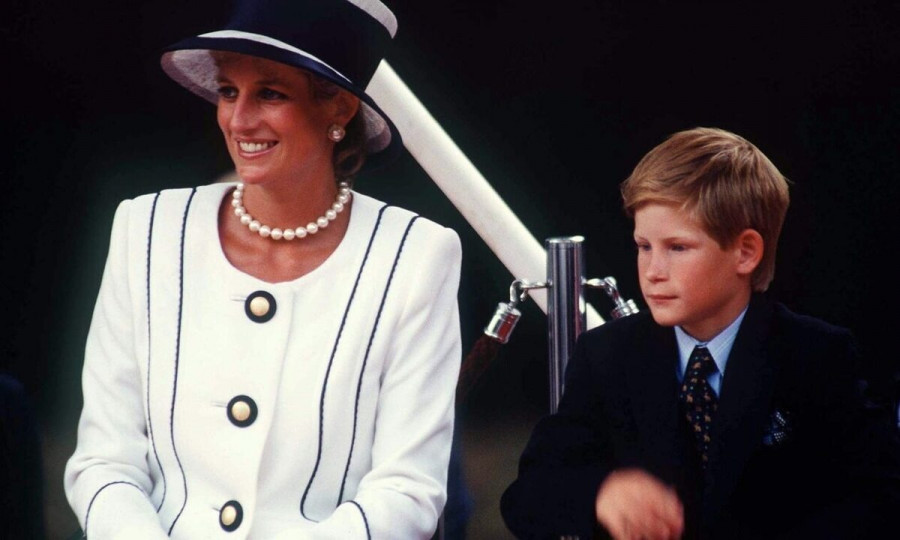 Ο πρίγκιπας Χάρι ,με την μητέρα του το 1995.
