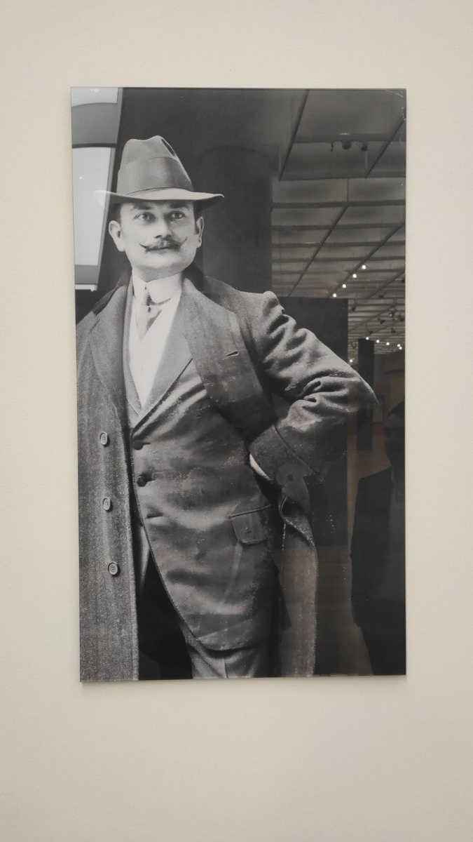 Φωτογραφικό πορτρέτο του Κ. Παρθένη εντός της έκθεσης «Κωνσταντίνος Παρθένης. Η ιδανική Ελλάδα της ζωγραφικής του».