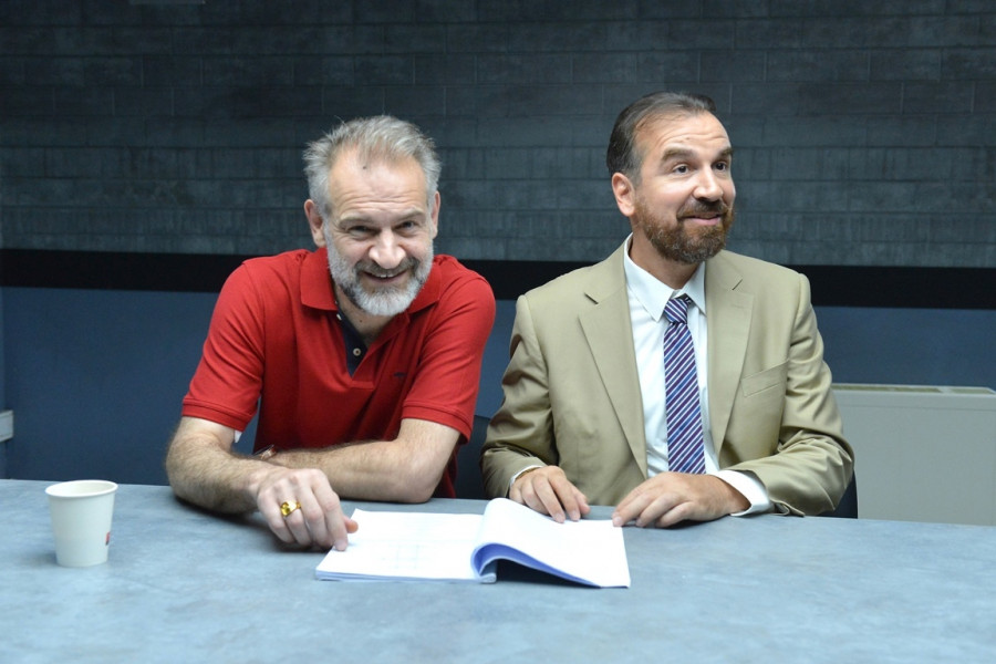 O Δημήτρης Καλαντζής και ο Τάσος Γιαννόπουλος στο σετ των γυρισμάτων της σειράς «Κάνε ότι κοιμάσαι»