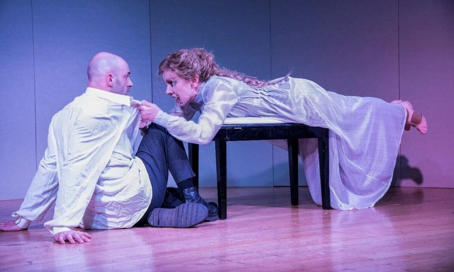 Η Πέμη Ζούνη πρωταγωνιστεί στην παράσταση «Ο Αδελφός μου ο Αμαντέους»