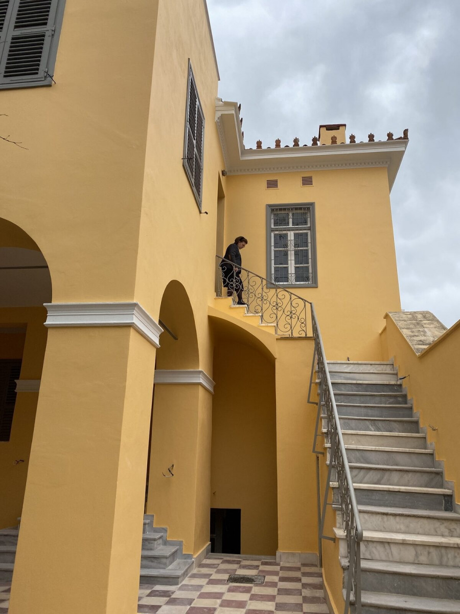 Η Λίνα Μενδώνη στο κτήριο Πολυγνώτου και Διοσκούρων