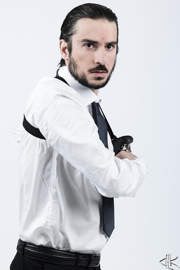 O Νικορέστης Χανιωτάκης ως «Τομ» στο έργο «The Party»