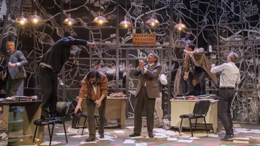 Ο εξαιρετικός θίασος της παράστασης «Οικόπεδα με θέα» που σκηνοθετεί ο Νικορέστης Χανιωτάκης