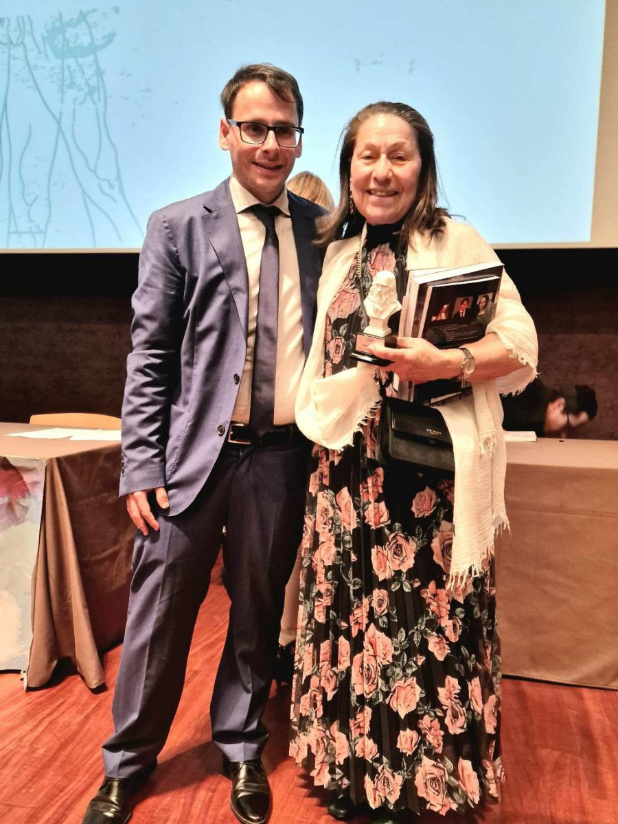 Η Βίκυ Τσαλαματά με τον επιμελητή του βραβείου 