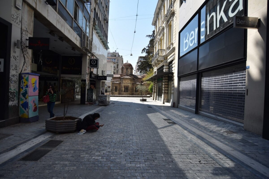 Η μοναχική φιγούρα στην Ερμού