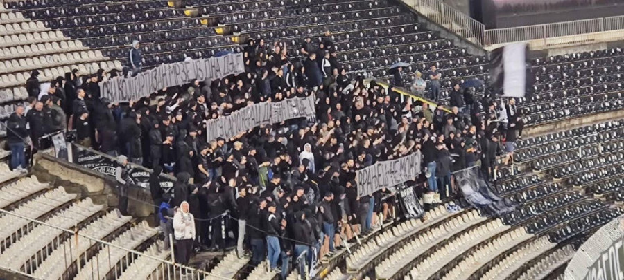 Το πανό των οπαδών της Παρτιζάν