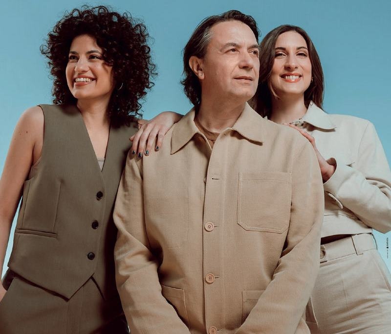 Ο Γιάννης Κότσιρας με την Μυρτώ Βασιλείου και τη Δήμητρα Μπουλούζου