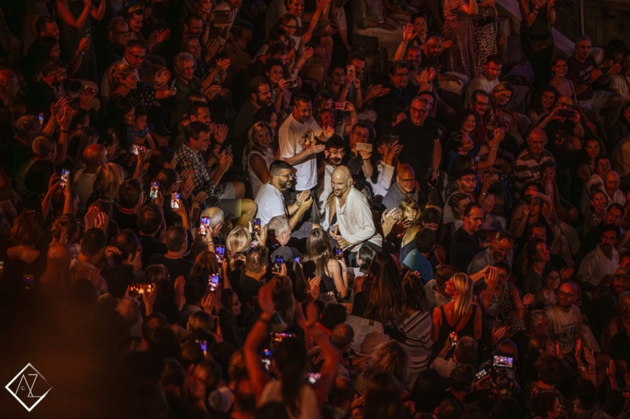 Ο Tim Booth ανάμεσα στον κόσμο