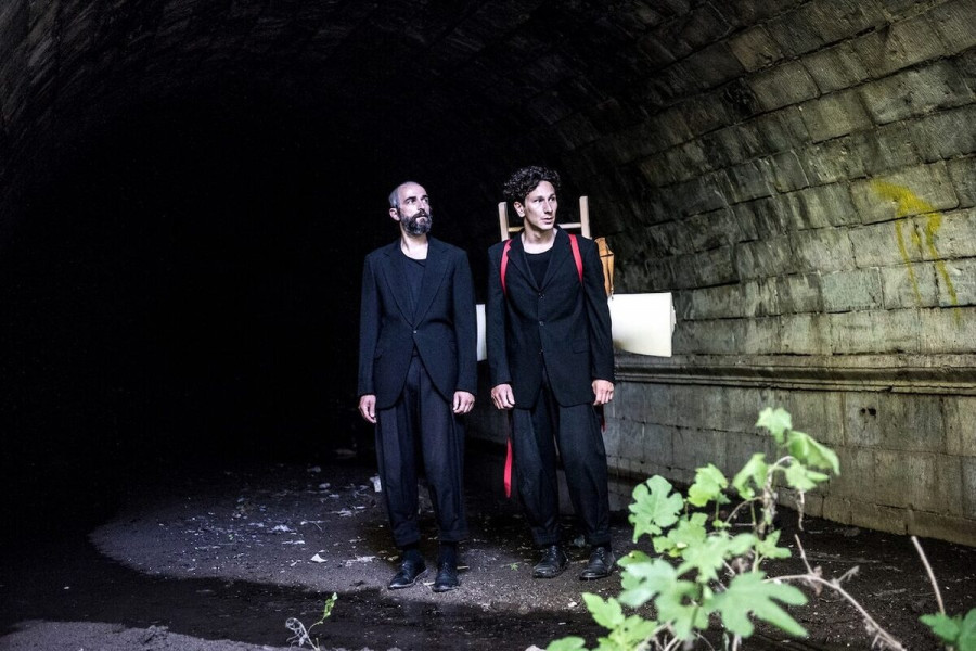 «Βατράχια» της Έφης Μπίρμπα με τον Άρη Σερβετάλη και τον Μιχάλη Σαράντη