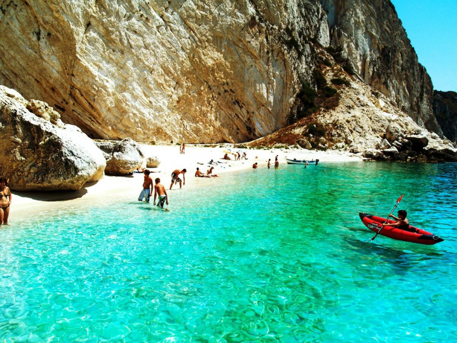 Μαγευτικές παραλίες στους Ωθωνούς