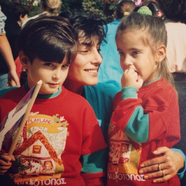 H Δούκισσα Νομικού με τον αδερφό της στα παιδικά τους χρόνια