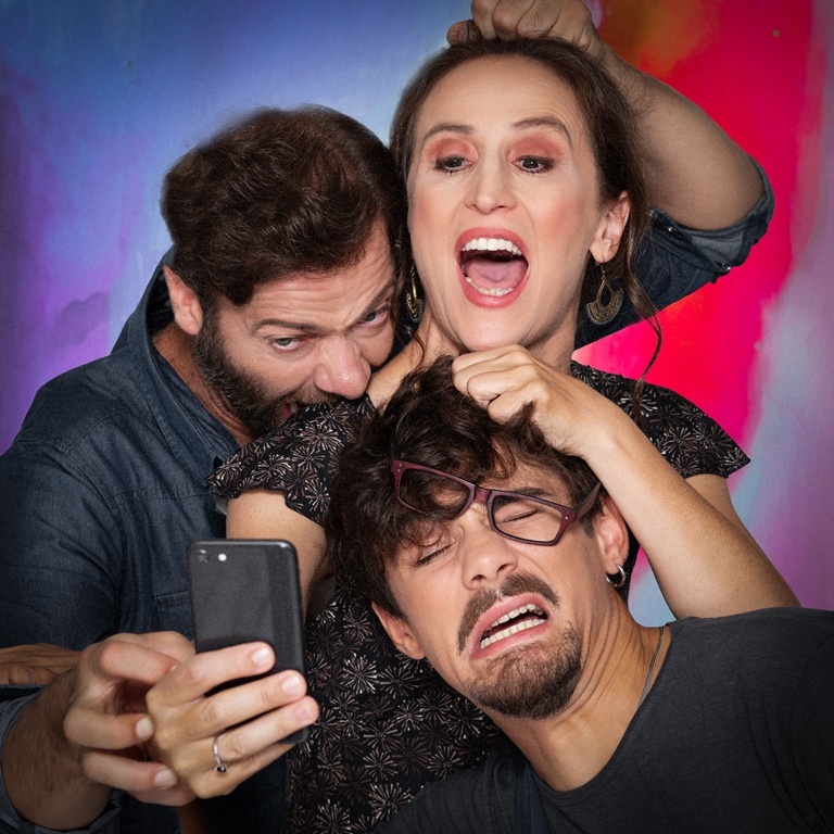 Πρωταγωνιστούν: Ορέστης Τζιόβας, Κώστας Νικούλι, Γιούλη Τσαγκαράκη