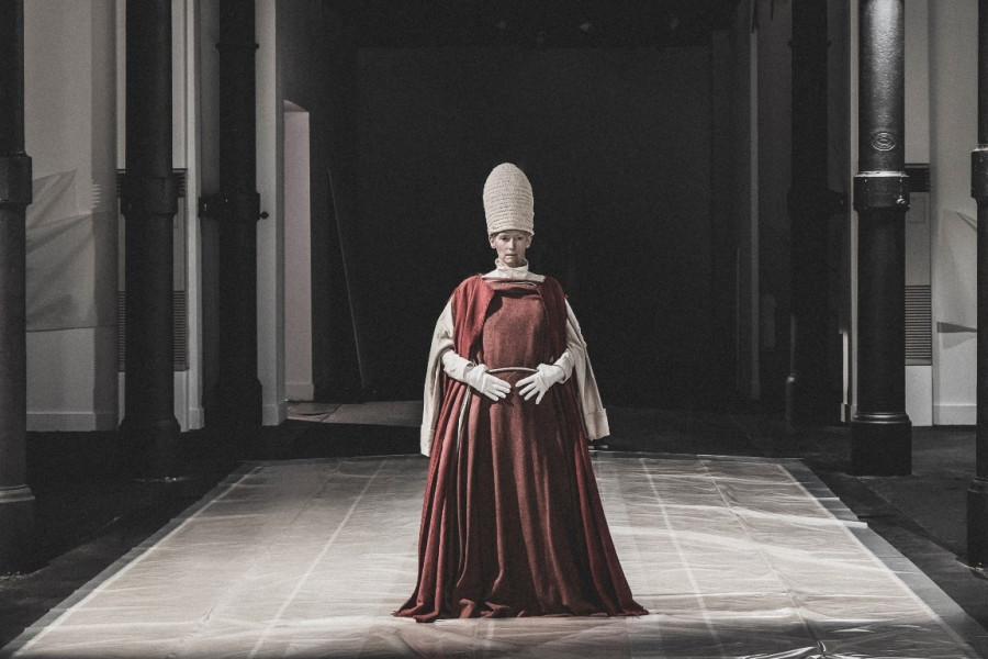 Η βραβευμένη με Όσκαρ ηθοποιός σε ρόλο κούκλας σε βιτρίνα