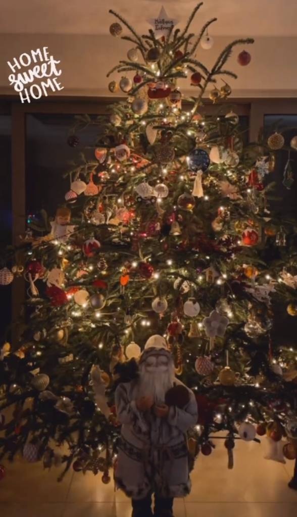 Το στολισμένο δέντρο της Αθηνάς Οικονομάκου