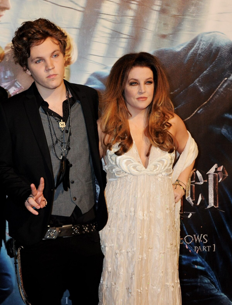 H Λίζα Μαρί Πρίσλεϊ με τον γιο της, Μπέντζαμιν