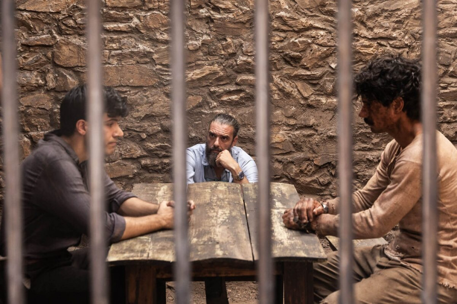 Ο Πάνος Βλάχος σε σκηνή της σειράς με τον Σωτήρη Τσαφούλια