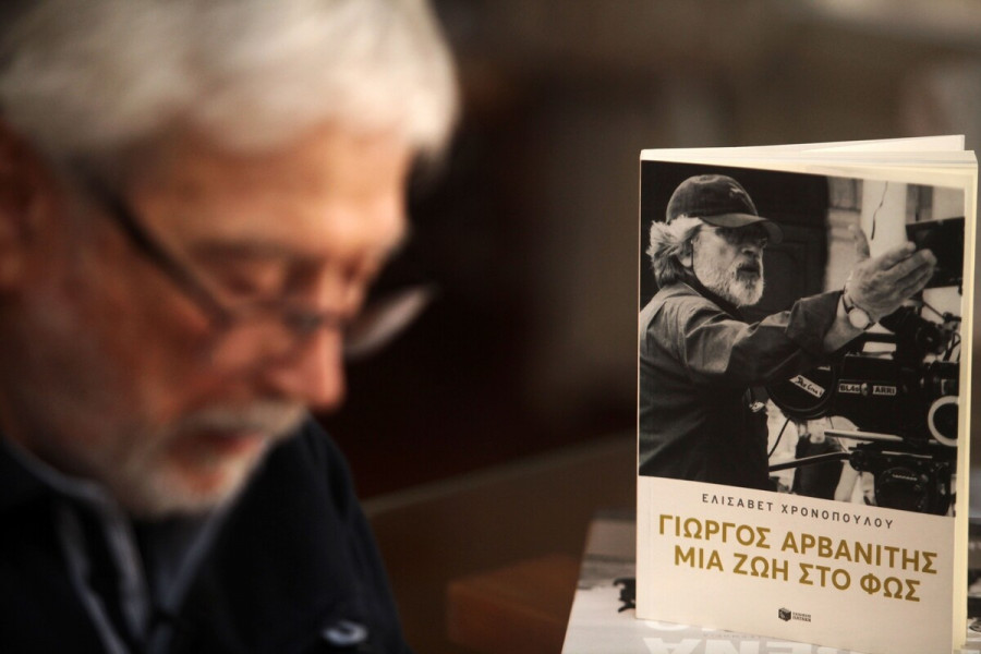 «Γιώργος Αρβανίτης – Μια ζωή στο φως» της Ελισάβετ Χρονοπούλου (εκδ. Πατάκη)