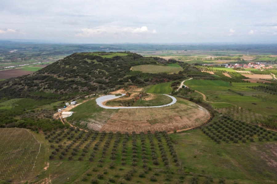 Amphipolis Tomb; Hellenistic; Kasta Tomb; Macedonia; Serres; ancient tumulus; archaeology; burial mound; culture; ÎÎ¼ÏÎ¯ÏÎ¿Î»Î·; ÎÎ»Î»Î·Î½Î¹ÏÏÎ¹ÎºÎ® ÏÎµÏÎ¯Î¿Î´Î¿Ï; ÎÎ±ÎºÎµÎ´Î¿Î½Î¯Î±; ÎÎ­Î± ÎÎµÏÎ¿Î»Î±ÎºÎºÎ¹Î¬; Î£Î­ÏÏÎµÏ; Î¤ÏÎ¼Î²Î¿Ï ÎÎ±ÏÏÎ¬; Î±ÏÏÎ±Î¯Î±; Î±ÏÏÎ±Î¹Î¿Î»Î¿Î³Î¯Î±; Î±ÏÏÎ±Î¹Î¿Î»Î¿Î³Î¹ÎºÎ® Î±Î½Î±ÏÎºÎ±ÏÎ®; Î»ÏÏÎ¿Ï ÎÎ±ÏÏÎ¬; Î¾ÎµÎ½Î¬Î³Î·ÏÎ·; ÏÎ±ÏÎ¹ÎºÏ Î¼Î½Î·Î¼ÎµÎ¯Î¿;