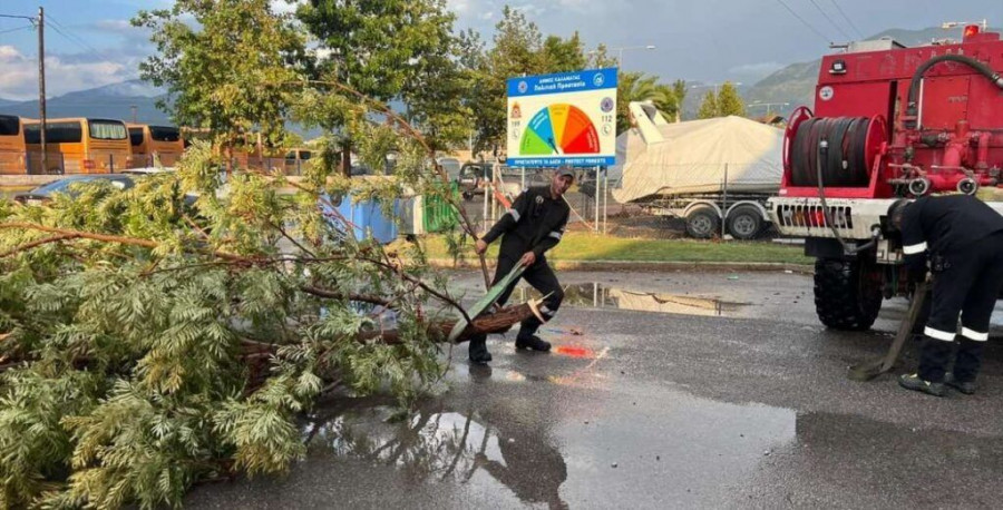 Καλαμάτα: Μισή ώρα ισχυρής βροχής μετέτρεψε σε ποτάμια κεντρικούς δρόμους (βίντεο)
