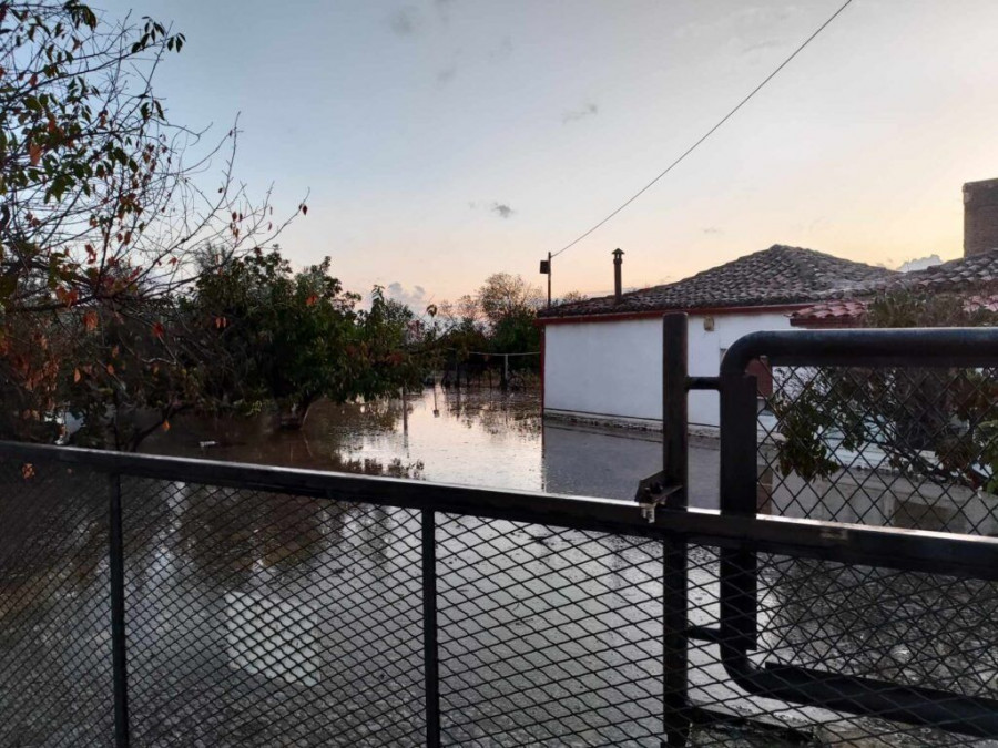 Κομοτηνή: Καταρρακτώδης βροχή στον Πολύανθο – Ποτάμια οι δρόμοι