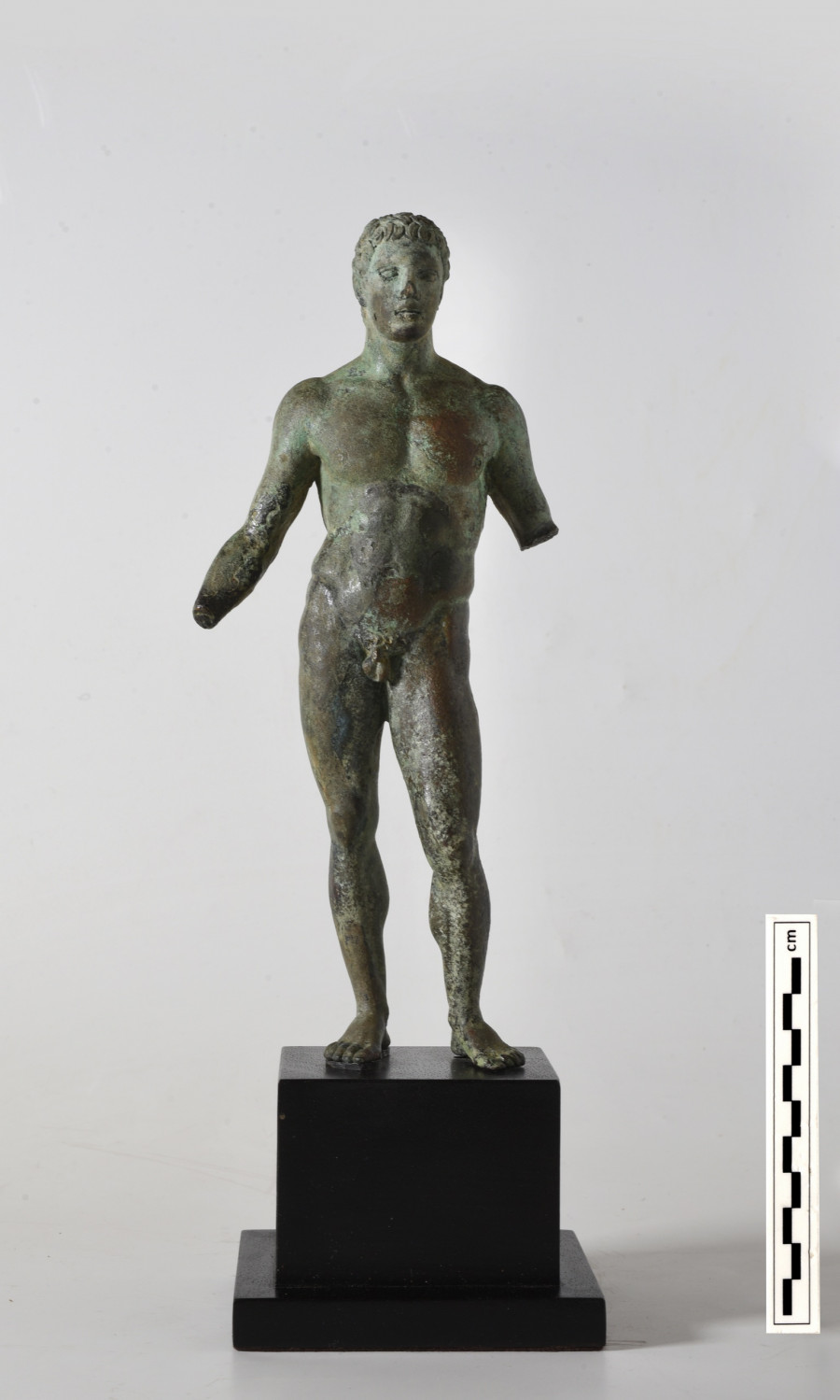 Χάλκινο αγαλμάτιο γυμνού νεαρού άνδρα, πιθανόν αθλητή, ύψους 0,24μ. Περί τα τέλη του 2ου αι. π.Χ.