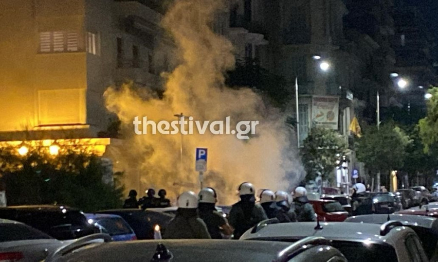 Επεισόδια στη Θεσσαλονίκη - Κουκουλοφόροι πέταξαν πέτρες σε ΜΑΤ