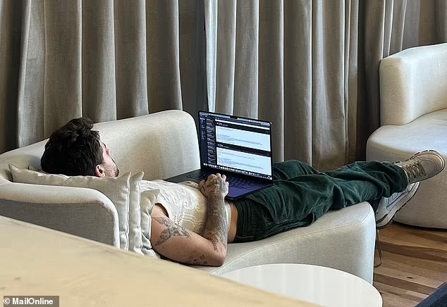 liam-payne-laptop.jpg