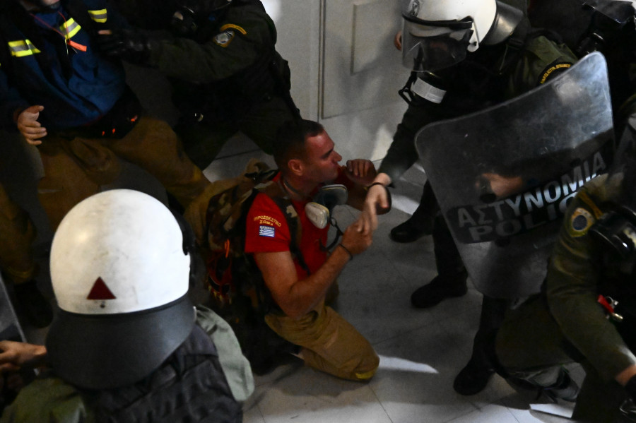 [373045] ÎÎÎ£ÎÎÎÎ£ Î¤Î©Î ÎÎÎÎÎÎ¡Î¤Î¥Î¡ÎÎÎÎÎ©Î ÎÎ ÎÎ§ÎÎÎ©Î Î Î¥Î¡ÎÎ£ÎÎÎ£Î¤Î©Î Î£Î¤Î Î¥Î ÎÎ¥Î¡ÎÎÎÎ ÎÎÎÎÎÎ¤ÎÎÎÎ£ ÎÎ¡ÎÎ£ÎÎ£ ÎÎÎ Î ÎÎÎÎ¤ÎÎÎÎ£ Î Î¡ÎÎ£Î¤ÎÎ£ÎÎÎ£ (ÎÎ©Î£Î¤ÎÎ£ Î¤ÎÎÎ¥ÎÎÎ£/EUROKINISSI)