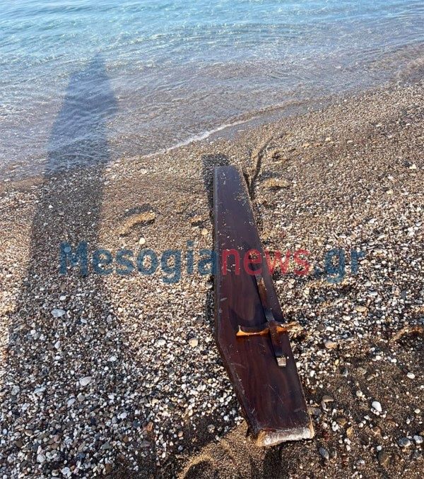 feretro paralia 1 Η θάλασσα ξέβρασε ένα καπάκι από φέρετρο
