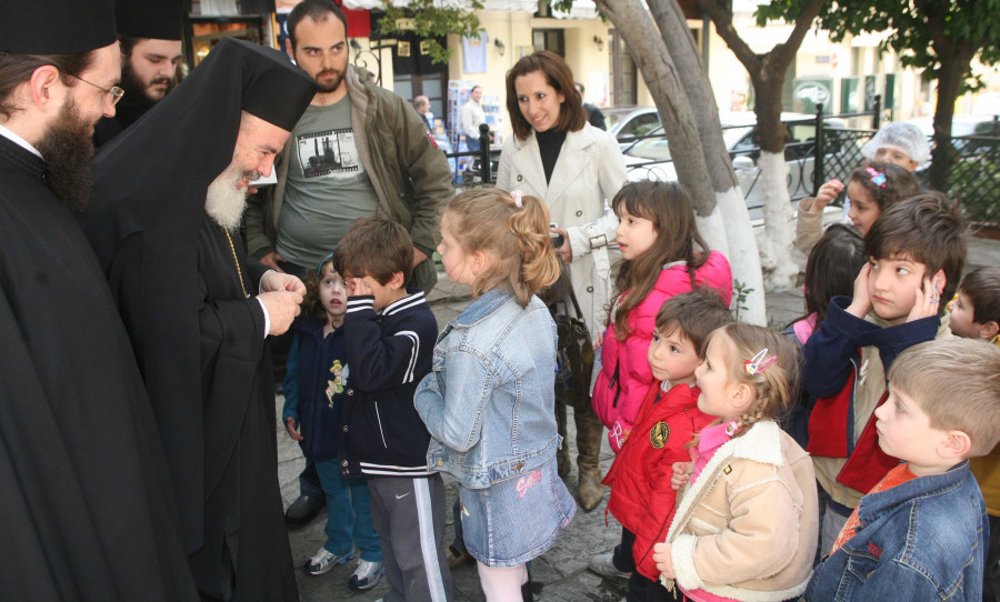 ÓÕÍÁÎÇ ÊËÇÑÉÊÙÍ-Ï ÁÑ×ÉÅÐÉÓÊÏÐÏÓ ÌÅ ÐÁÉÄÉÁ Ó×ÏËÅÉÙÍ ÅÎÙ ÁÐÏ ÅÊÊËÇÓÉÁ ÓÔÇÍ ÐËÁÊÁ