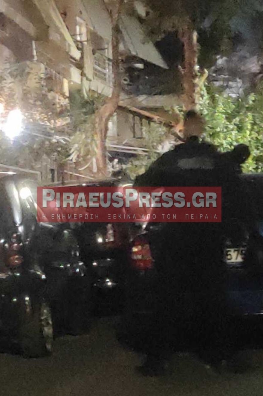 Άνδρας ταμπουρώθηκε σε σπίτι στο Κερατσίνι - Δεν αφήνει τη μητέρα και την αδελφή του να βγουν έξω