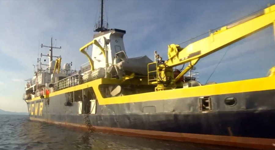 Kυκλάδες: Επιστήμονες τοποθετούν GPS και νέα σεισμολογικά όργανα σε Νέα Καμένη – Θαλάσσιες έρευνες στο ρήγμα της Ανύδρου