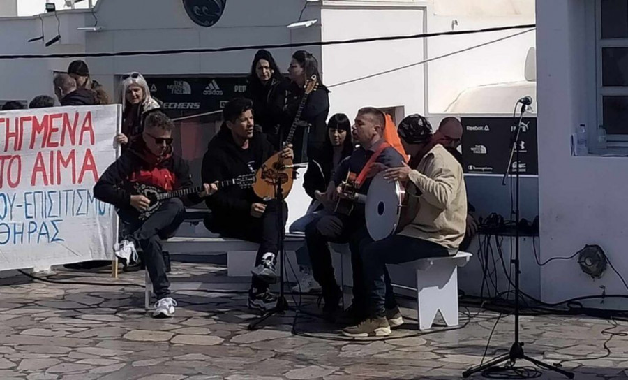 Μεγάλη η συγκέντρωση για τα Τέμπη στην Σαντορίνη